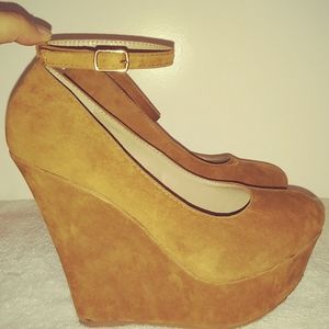 Delicacy Wedge Platform Pumps. Size 6